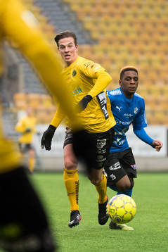 Elfsborgs Simon Olsson och Halmstads Dida Rashidi