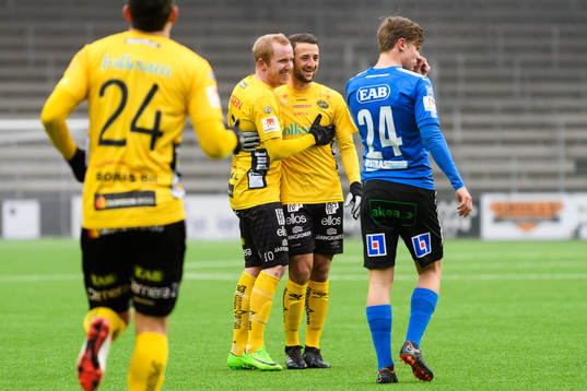 Elfsborgs Simon Lundevall klappas om av Robert Gojani