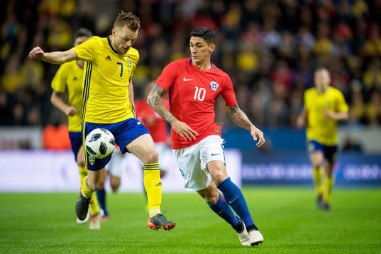 Sveriges Sebastian Larsson och Chiles Pedro Pablo Hernandez
