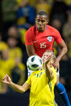 Sveriges Viktor Claesson och Chiles Jean Beausejour