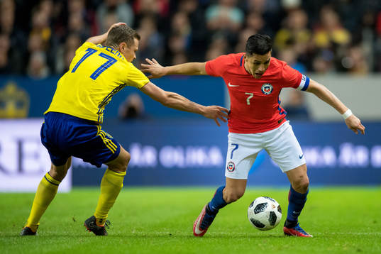 Sveriges Viktor Claesson och Chiles Alexis Sanchez