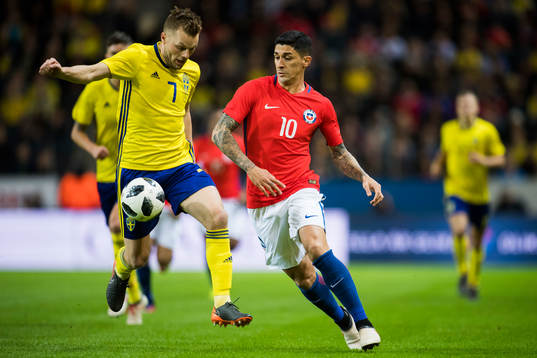 Sveriges Sebastian Larsson och Chiles Pedro Pablo Hernandez