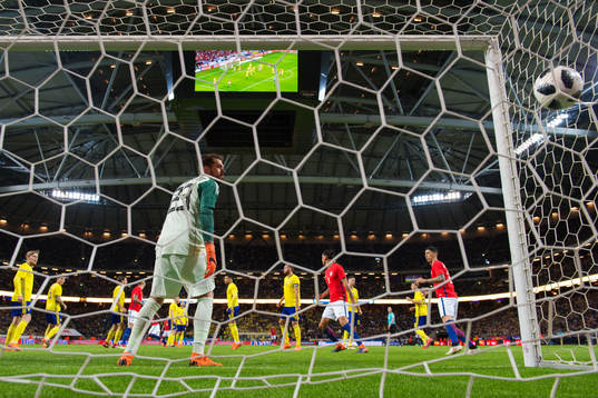 Sveriges målvakt Kristoffer Nordfeldt ser 0-1-bollen från