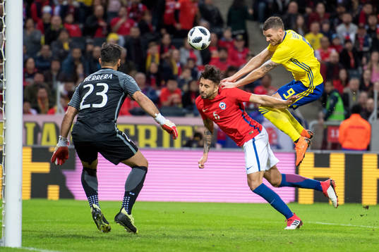 Chiles målvakt Johnny Herrera och Guillermo Maripan och