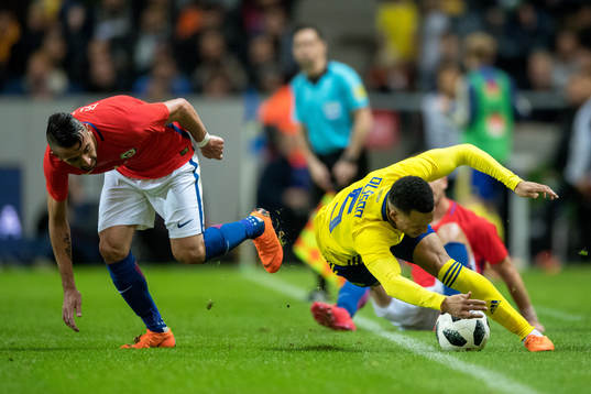 Chiles Mauricio Isla och Sveriges Martin Olsson