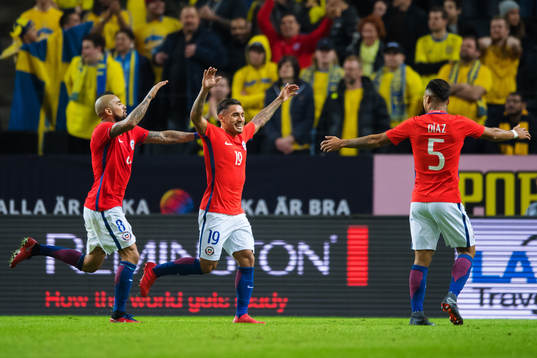 Chiles Arturo Vidal, Marcos Bolados och Paulo Diaz jublar