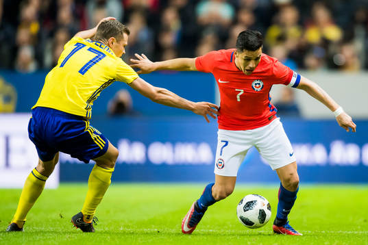 Sveriges Viktor Claesson och Alexis Sanchez