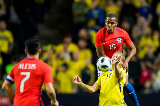 Sveriges Viktor Claesson och Chiles Jean Beausejour