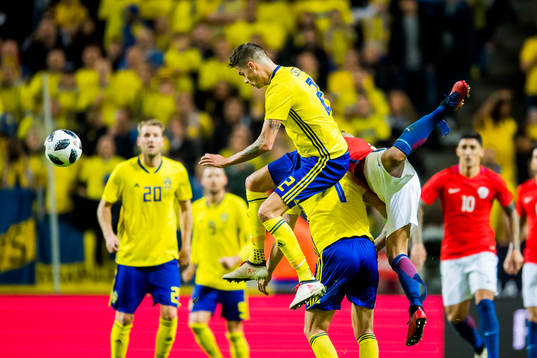 Sveriges Mikael Lustig och Chiles Arturo Vidal