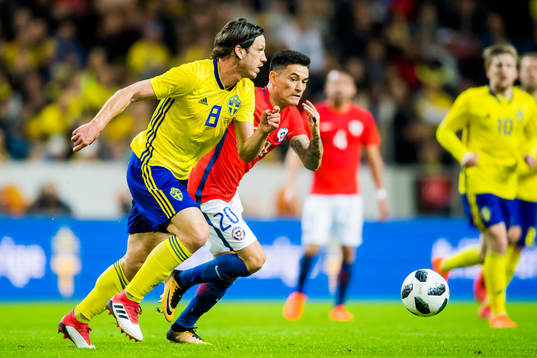 Sveriges Gustav Svensson och Chiles Charles Aranguiz