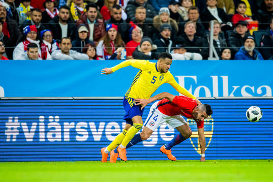 Sveriges Martin Olsson och Chiles Mauricio Isla