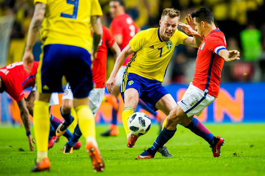 Sveriges Sebastian Larsson och Chiles Alexis Sanchez