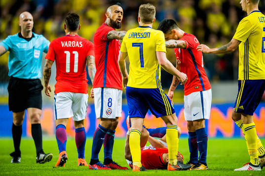 Chiles Arturo Vidal bråkar med Sveriges Sebastian Larsson