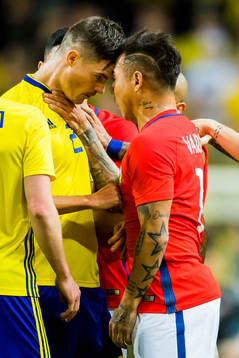 Sveriges Mikael Lustig och Chiles Eduardo Vargas