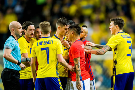 Sveriges Mikael Lustig och Chiles Eduardo Vargas