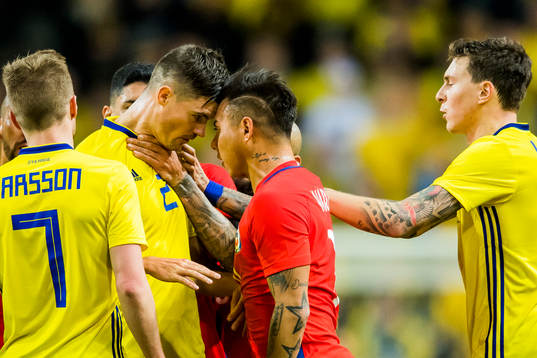 Sveriges Mikael Lustig och Chiles Eduardo Vargas