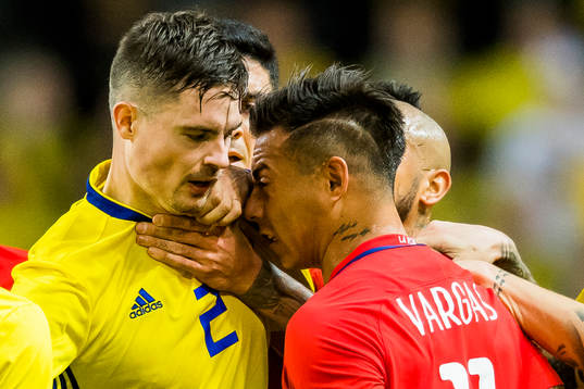 Sveriges Mikael Lustig och Chiles Eduardo Vargas