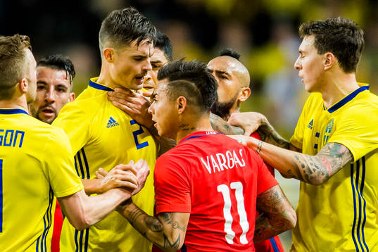 Sveriges Mikael Lustig och Chiles Eduardo Vargas
