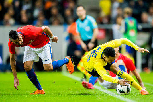 Chiles Mauricio Isla och Sveriges Martin Olsson