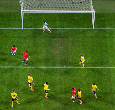 Sveriges målvakt Kristoffer Nordfeldt ser 0-1-bollen från