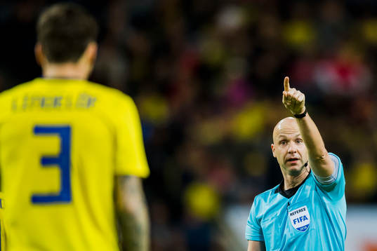 Sveriges Victor Nilsson Lindelöf och domare Anthony Taylor
