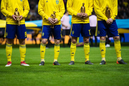 Sveriges spelare håller i statyer i en kampanj mot mobbning