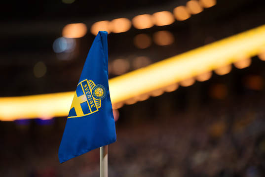 En hörnflagga med logotypen för Svenska Fotbollförbundet
