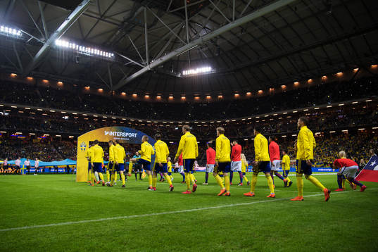 Spelarna gör entré till träningslandskampen i fotboll