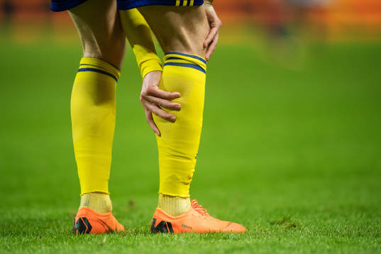 Sveriges Emil Forsberg tar sig för vaden i slutet av