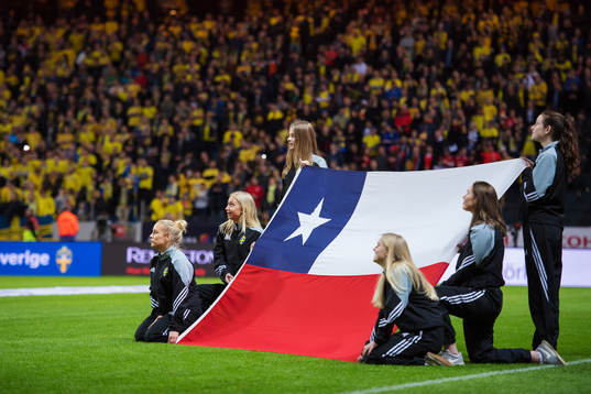 Chiles flagga hålls upp