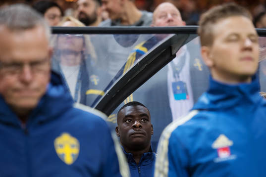 Sveriges Ken Sema på bänken