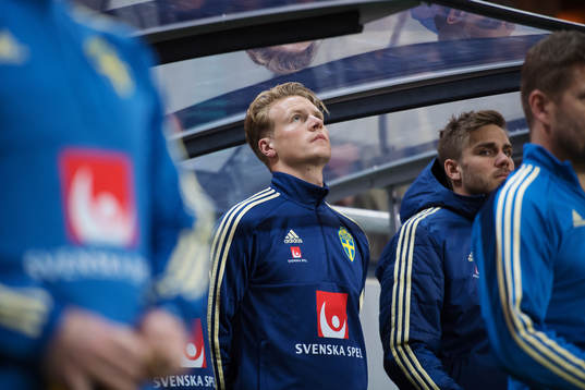 Sveriges Oscar Hiljemark och Christoffer Nyman på bänken