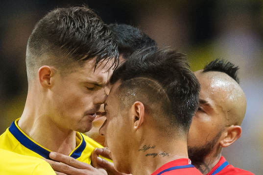 Sveriges Mikael Lustig och Chiles Eduardo Vargas i ett bråk