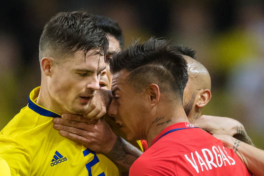 Sveriges Mikael Lustig och Chiles Eduardo Vargas i ett bråk
