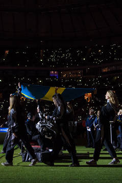 Sveriges flagga bärs in