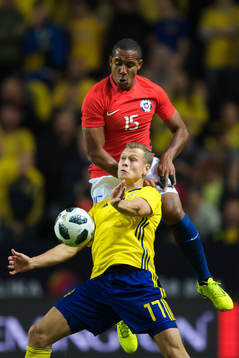 Sveriges Viktor Claesson och Chiles Jean Beausejour