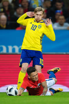 Sveriges Emil Forsberg och Chiles Charles Aranguiz