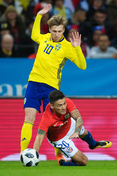 Sveriges Emil Forsberg och Chiles Charles Aranguiz
