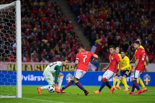 Chiles Alexis Sanchez gör ett mål som blir bortdömt