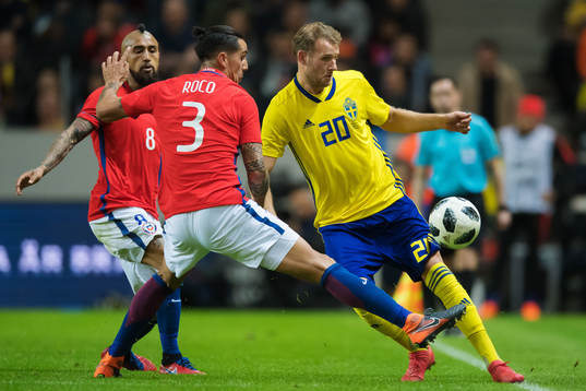 Chiles Arturo Vidal och Enzo Roco utmanas av Sveriges Ola