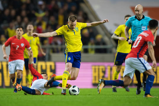 Chiles Diego Valdés och Sveriges Sebastian Larsson