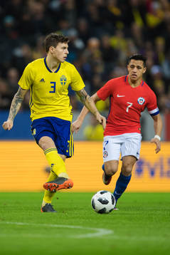 Sveriges Victor Nilsson Lindelöf och Chiles Alexis Sanchez