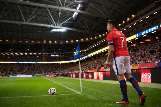 Chiles Alexis Sanchez gör en grimas när han ska slå en