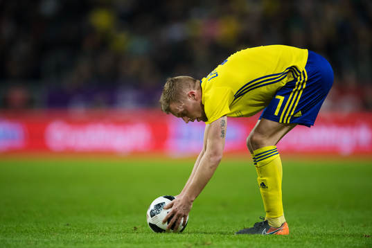 Sveriges Sebastian Larsson placerar bollen för att slå en