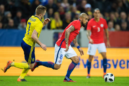 Sveriges Sebastian Larsson och Chiles Arturo Vidal