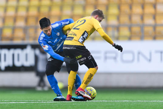 Halmstads Kosuke Kinoshita och Elfsborgs Joakim Nilsson