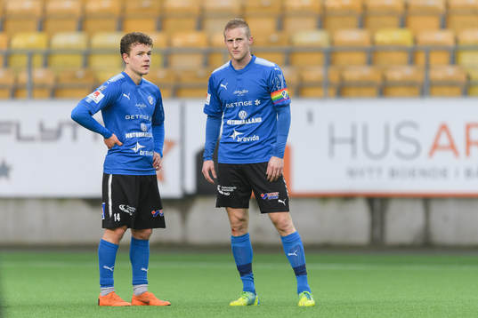 Halmstads Höskuldur Gunnlaugsson och Peter Larsson deppar