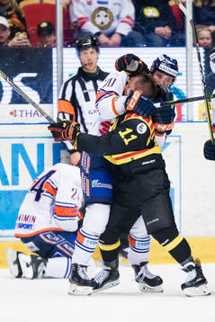 Brynäs Kevin Clark och Växjös Dennis Rasmusseni ett bråk