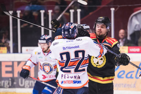 Brynäs Marcus Ersson i ett bråk med Växjös Janne Pesonen