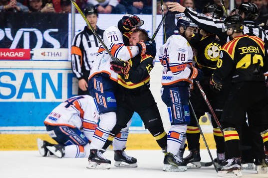 Brynäs Kevin Clark och Växjös Dennis Rasmusseni ett bråk